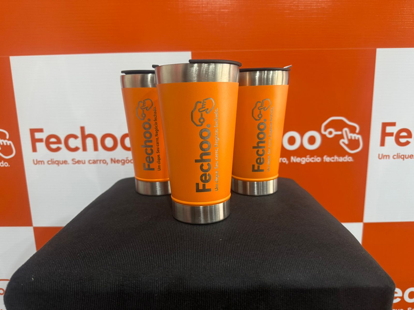 Cliente celebrando a entrega assistida